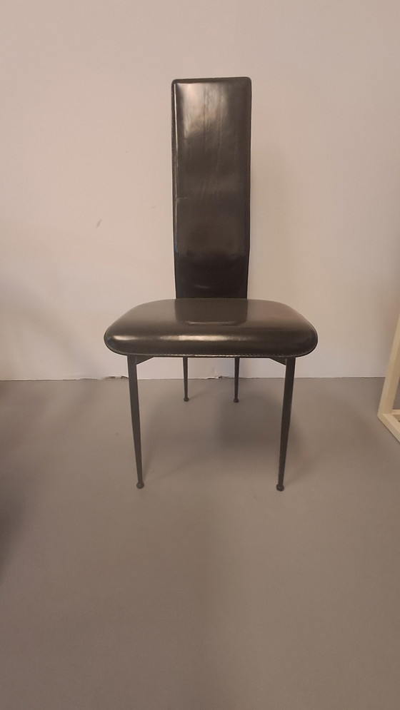 Image 1 of Fasem Een stenen eettafel, twee zwart leren fauteuils Vier zwart leren hoge stoelen