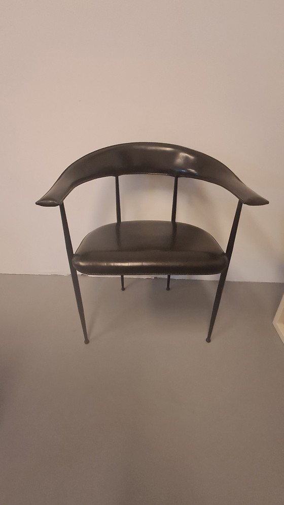 Image 1 of Fasem Een stenen eettafel, twee zwart leren fauteuils Vier zwart leren hoge stoelen