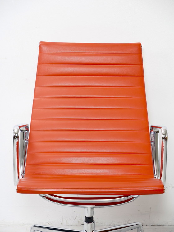 Image 1 of Eames Ea116 Loungestoel Leer Rood