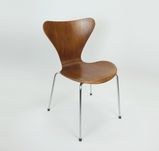 Image 1 of Arne Jacobsen Teak Multiplex Stoel Serie 7 Model 3107 Ontwerp 1955 Vervaardigd 1967