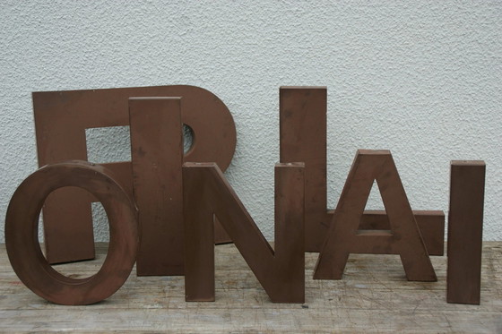 Image 1 of Vintage letter "R", oude advertentie / reclamebelettering