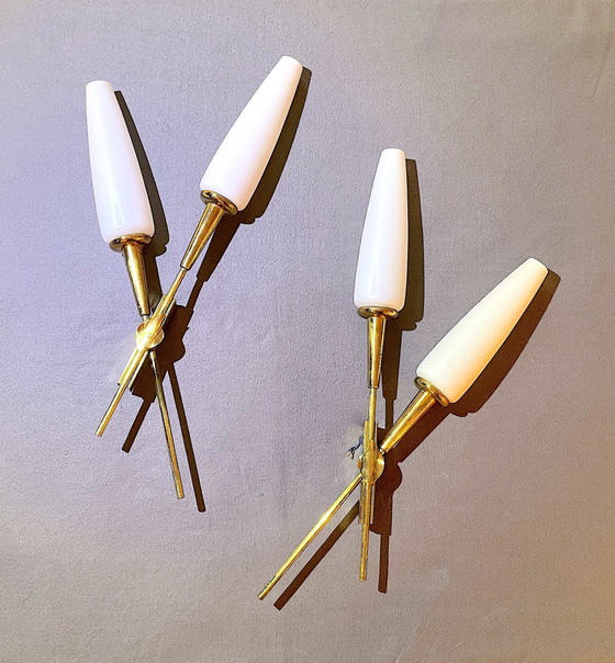 Image 1 of Paar gekruiste messing en opaline wandlampen, Maison Arlus, Frankrijk, Mid Century