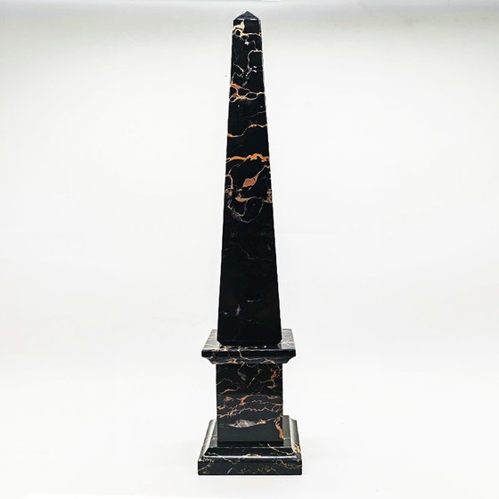 Image 1 of 1970S Grote handgesneden obelisk in zwart marmer van Portoro met goudkleurige aders. Gemaakt in Italië. 43 cm hoog.