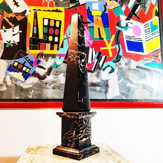 Image 1 of 1970S Grote handgesneden obelisk in zwart marmer van Portoro met goudkleurige aders. Gemaakt in Italië. 43 cm hoog.