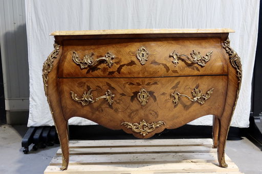 Commode in grafstijl met roze marmeren blad