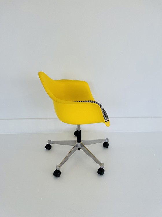 Image 1 of Eames Plastic Bijzetstoel Pacc.