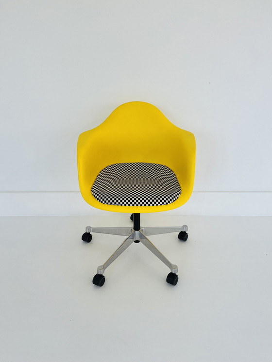 Image 1 of Eames Plastic Bijzetstoel Pacc.