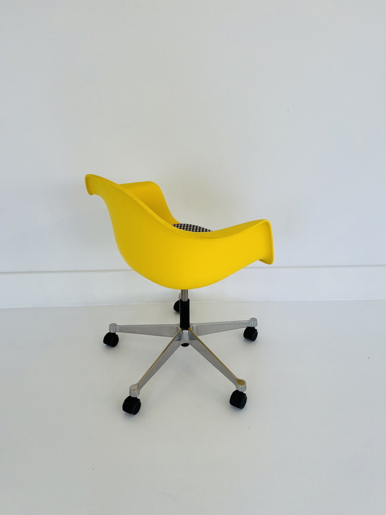 Image 1 of Eames Plastic Bijzetstoel Pacc.