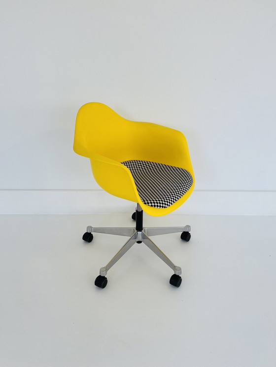 Image 1 of Eames Plastic Bijzetstoel Pacc.