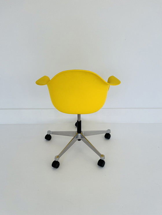 Image 1 of Eames Plastic Bijzetstoel Pacc.