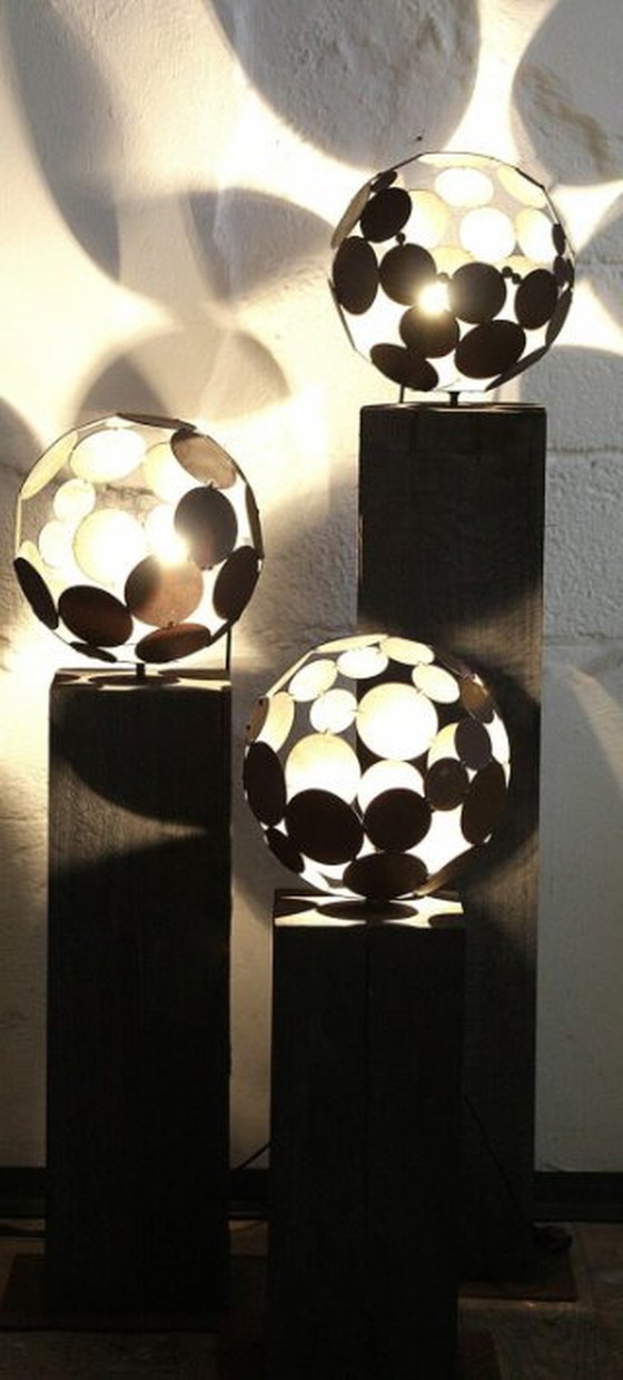 Image 1 of Stefan Traloc, Grotere Binnen Globe Light met geoxideerde eiken basis bekijken