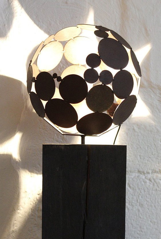 Image 1 of Stefan Traloc, Grotere Binnen Globe Light met geoxideerde eiken basis bekijken