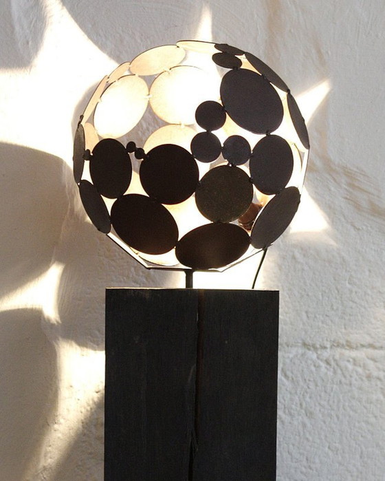 Image 1 of Stefan Traloc, Grotere Binnen Globe Light met geoxideerde eiken basis bekijken