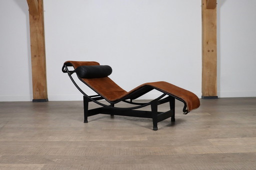 Cassina Lc4 Chaise Longue In Bruin Ponysleer Door Le Corbusier, Charlotte Perriand