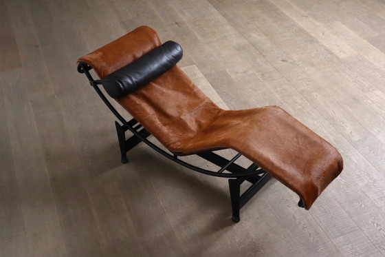 Image 1 of Cassina Lc4 Chaise Longue In Bruin Ponysleer Door Le Corbusier, Charlotte Perriand