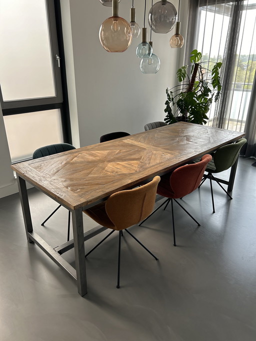 Interiordirekt eettafel van Indonesisch