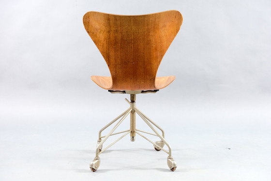 Image 1 of Fritz Hansen teakhouten bureaustoel Arne Jacobsen