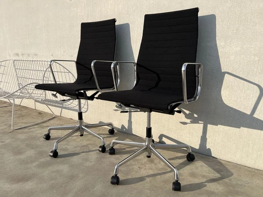 2 X Vitra Eames Ea119 Hopsak Bureaustoelen