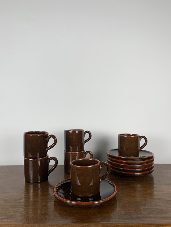 Image 1 of Set van 6 koffiekoppen met schotels, Toreboda Zweden, bruin met rode rand, 1960