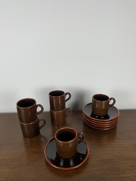 Image 1 of Set van 6 koffiekoppen met schotels, Toreboda Zweden, bruin met rode rand, 1960