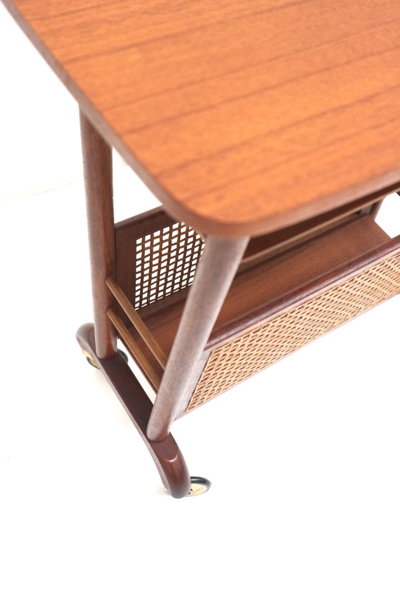 Image 1 of Deens design vintage krantenbak / lectuurmand / bijzettafel gemaakt in de jaren '60