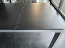 Arco graphic uitschuifbare tafel met houten blad en alu poten.