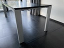 Arco graphic uitschuifbare tafel met houten blad en alu poten.