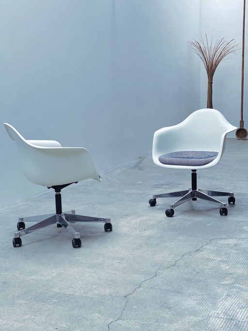 2x Eames Vitra PACC draaistoel in hoogte verstelbaar wit