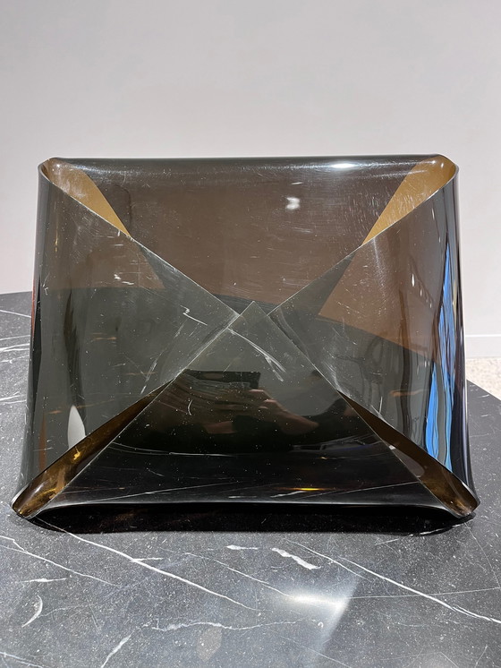 Image 1 of Gerookt plexiglas tijdschriftenrek, Circa 1970.