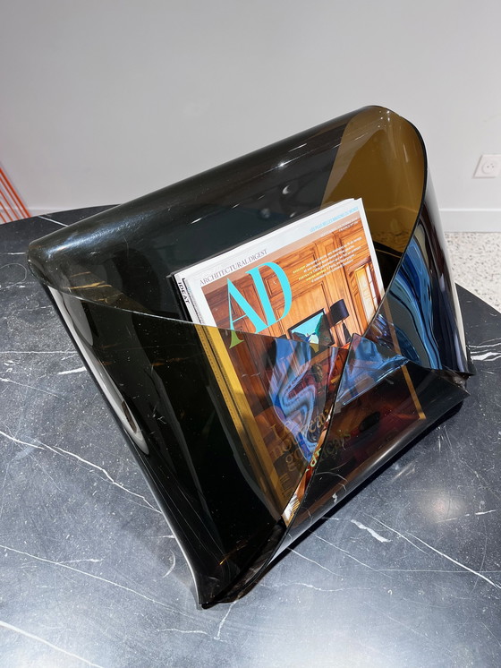 Image 1 of Gerookt plexiglas tijdschriftenrek, Circa 1970.