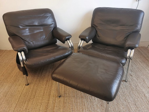 2X De Sede 'Kangaroo' Fauteuils Met 1 Voetenbank By Hans Eichenberger