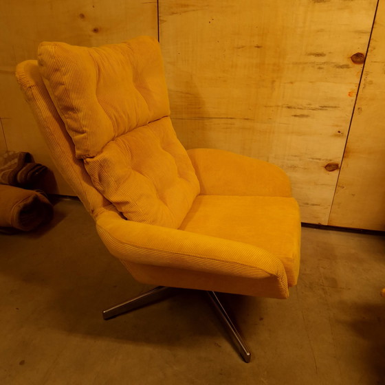 Image 1 of Ribstof Vintage Draaifauteuil Opnieuw Bekleed