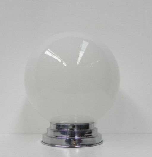 Art deco plafondlamp met grote witte glazen bol