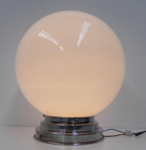 Art deco plafondlamp met grote witte glazen bol