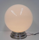 Art deco plafondlamp met grote witte glazen bol