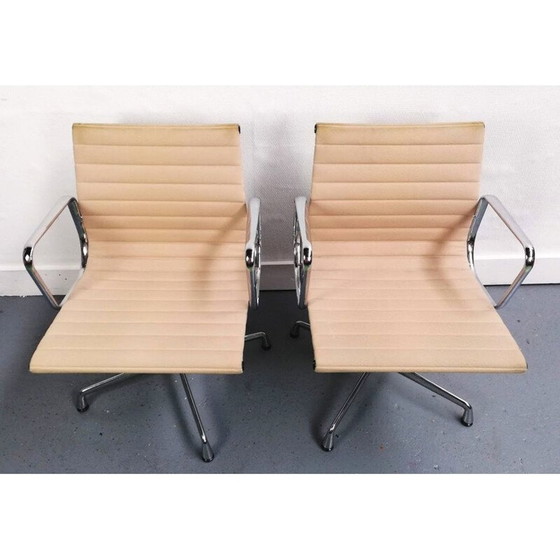 Image 1 of Vintage EA107 fauteuil met armleuningen van Charles & Ray Eames voor Vitra