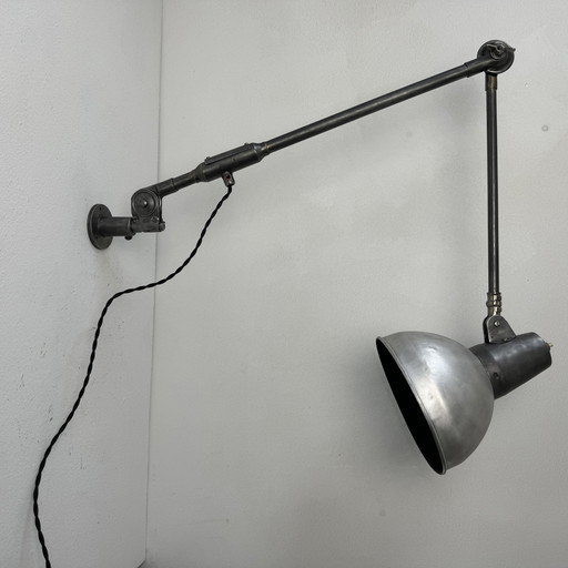 Voormalige grote industriële wandlamp "Sis