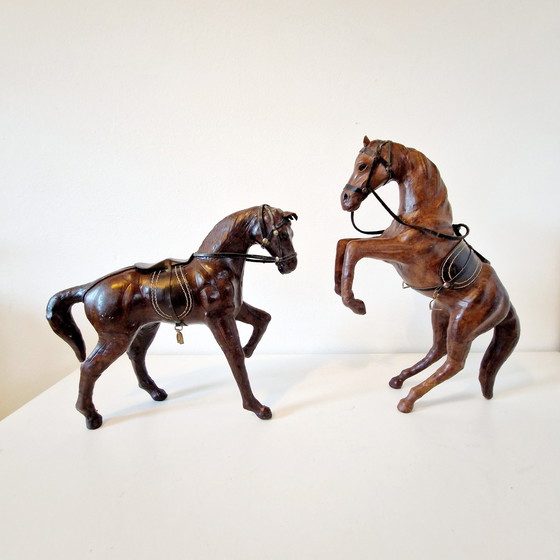 Image 1 of Set 2 Vintage Leren Paarden Beelden