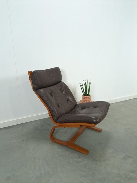 Image 1 of Bruin leren fauteuil met houten onderstel