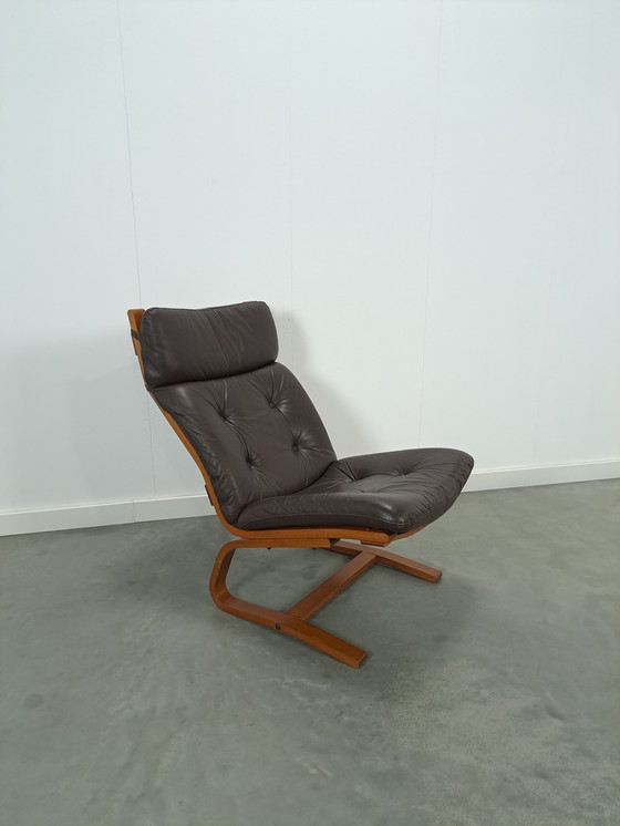 Image 1 of Bruin leren fauteuil met houten onderstel