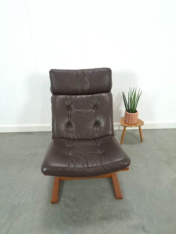 Image 1 of Bruin leren fauteuil met houten onderstel