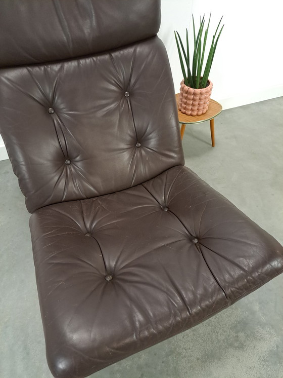 Image 1 of Bruin leren fauteuil met houten onderstel