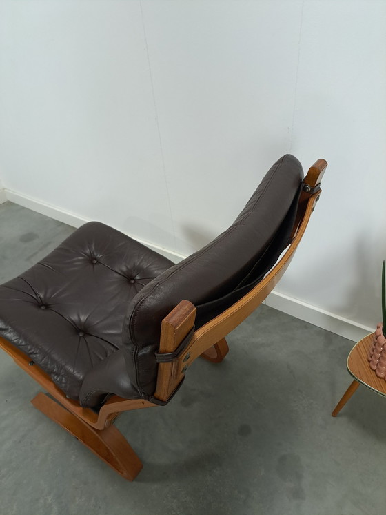 Image 1 of Bruin leren fauteuil met houten onderstel