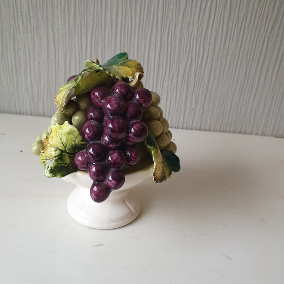 Image 1 of Keramiek Fruitmandje Met Druiven