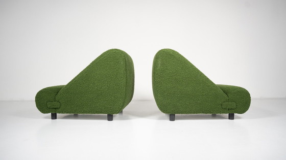 Image 1 of Hedendaags paar fauteuils met voetenbank, groene bekleding, Italië