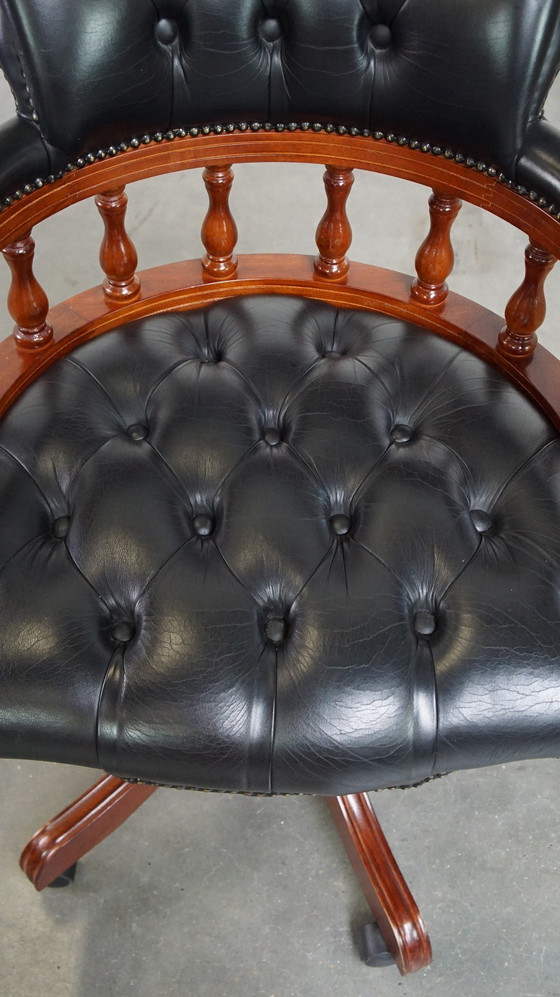 Image 1 of Donkerblauwe Rundleren Chesterfield Bureaustoel