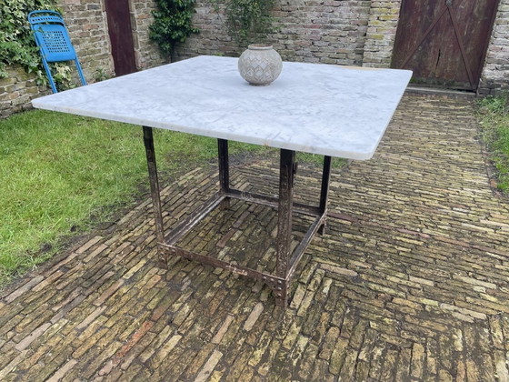 Image 1 of Tafel Tuintafel Met Marmer En Ijzeren Onderstel Industrieel Stoer Frans