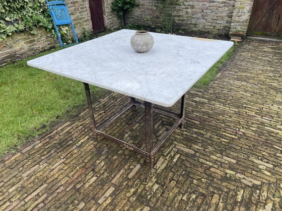 Image 1 of Tafel Tuintafel Met Marmer En Ijzeren Onderstel Industrieel Stoer Frans