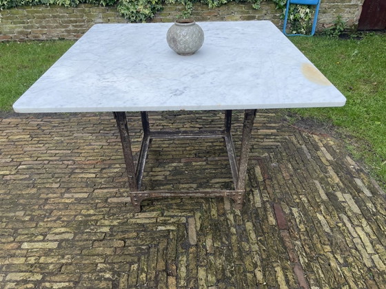 Image 1 of Tafel Tuintafel Met Marmer En Ijzeren Onderstel Industrieel Stoer Frans