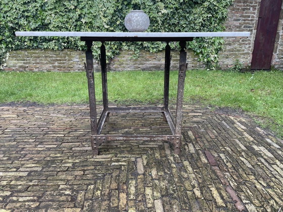 Image 1 of Tafel Tuintafel Met Marmer En Ijzeren Onderstel Industrieel Stoer Frans